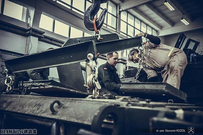 波兰陆军后勤单位学习维修M1A2坦克 美国技师在现场亲自指导 - 11