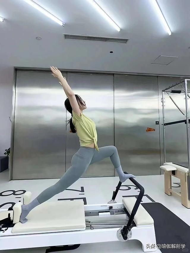 35岁袁姗姗练瑜伽，平坦小腹，细腰翘臀，身材真的太好了！ - 13