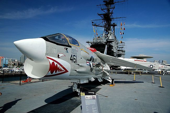 它以机炮为主要武器 是美海军首架超音速战机 曾创飞行速度记录 - 1