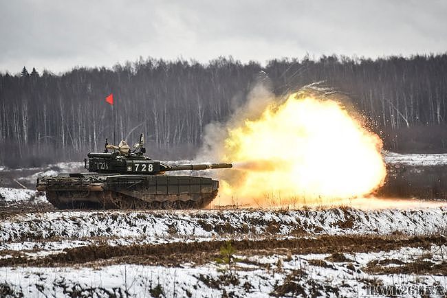 俄罗斯西部军区坦克部队完成校射工作 主炮发出怒吼 进入备战状态 - 14