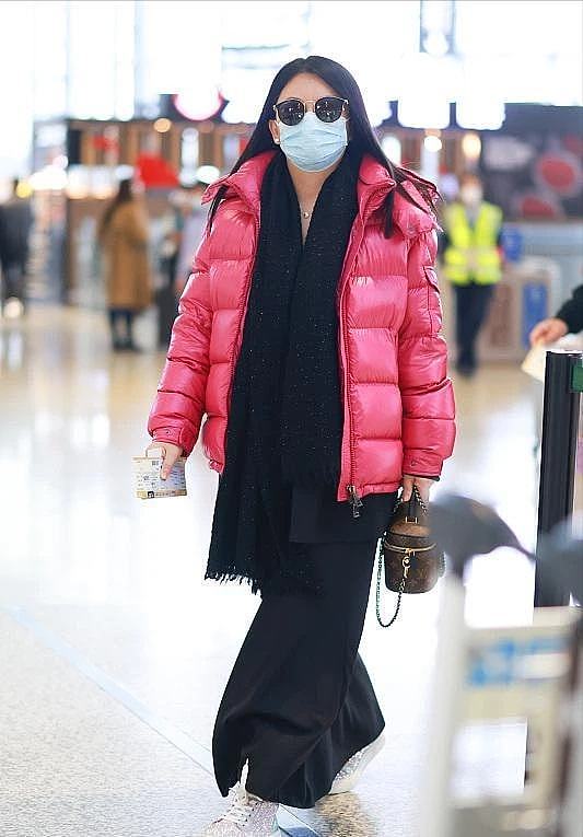 李湘高调走机场！穿亮粉色羽绒服拎两万的包，身材圆润超有富婆范 - 3