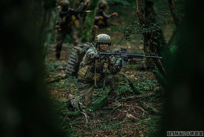 法国第35步兵团反恐训练 深入树林搜剿武装分子 依靠的只有HK416 - 7