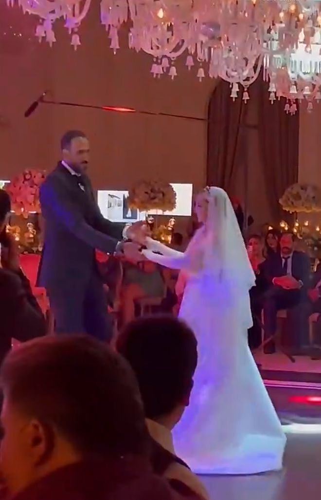 美女和巨兽!2米18哈达迪和1米7女友伊朗大婚,大帝搂娇妻翩翩起舞 - 8