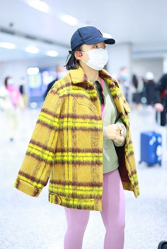 真搞不懂辣目洋子的时尚，全身黄绿粉像“彩虹糖”，可看着还挺潮 - 3