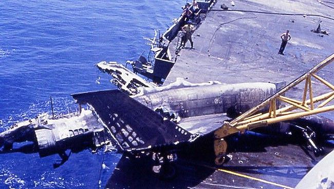 历史上最惨烈的美军航空母舰甲板爆炸事故记录 - 16