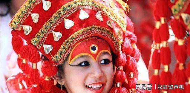 尼泊尔“活女神”被禁锢在寺庙，双脚不允许碰地，大多孤独终老！ - 4