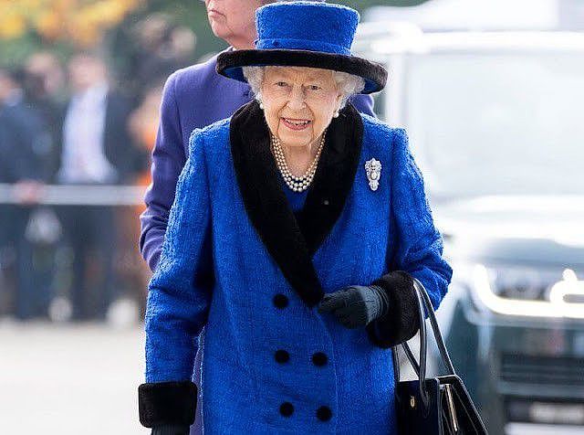 英国女王闪耀亮相茶话会！光腿穿蓝裙超迷人，脸上的皱纹太真实了 - 9