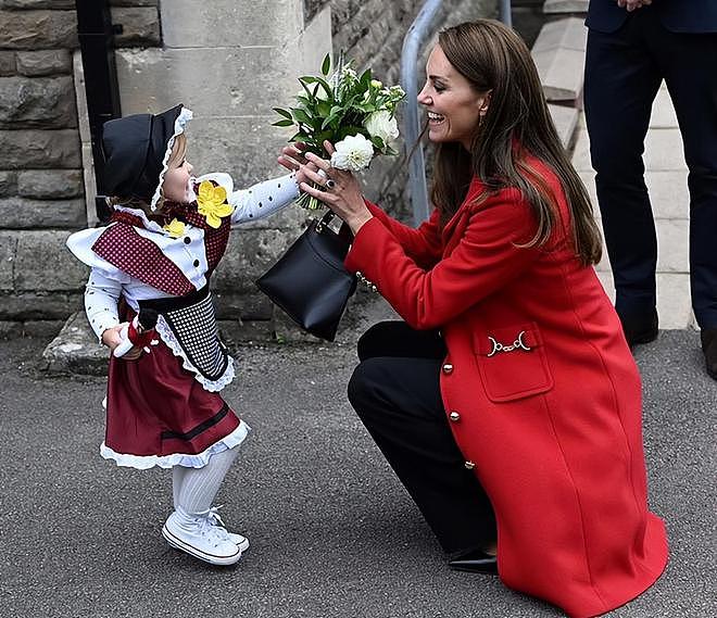 凯特王妃好有心，穿着戴妃访问威尔士时的同色红衣，大气又博好感 - 6