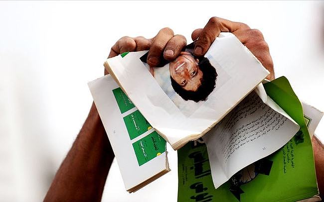 中东狂人卡扎菲：执政42年，逃跑时躲进下水道，被抓后遭暴徒枪杀 - 9