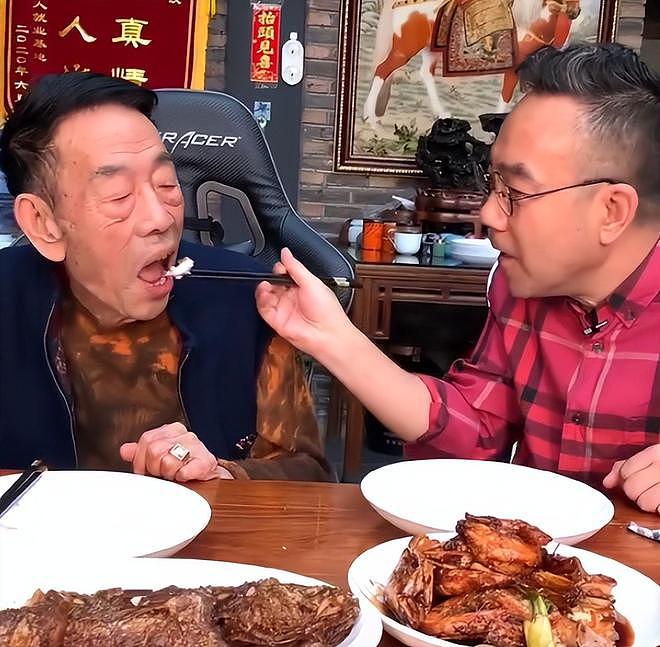 90岁杨少华晚年仍拼酒肉！参加聚会满桌鱼肉，全程端盘夹肉吃不停 - 6