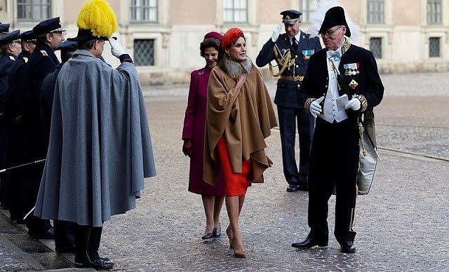 莱蒂齐亚王后在瑞典开启换装秀！红裙配斗篷好高贵，有皱纹也好美 - 4