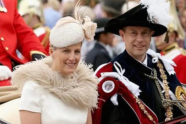 最受女王宠爱的儿媳，一改低调，穿着加急赶制的礼服参加女王葬礼 - 2