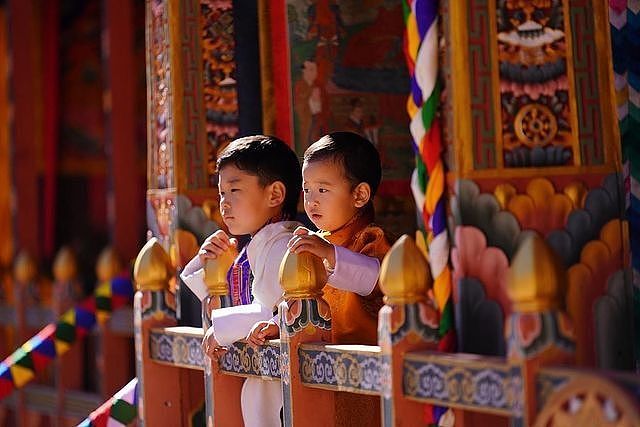 不丹王室齐亮相庆祝国庆！4位王母穿得比王后还艳，公主们颜值高 - 8