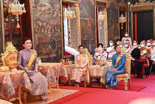 泰国王室的“三朵金花”齐亮相！苏提达穿银裙，大小公主风情万种 - 5
