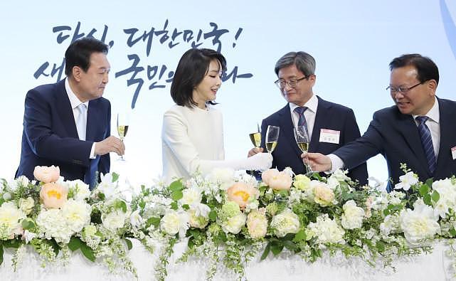 韩国新总统上任后首次陪老婆散步！第一夫人穿白西装真美，太嫩了 - 4
