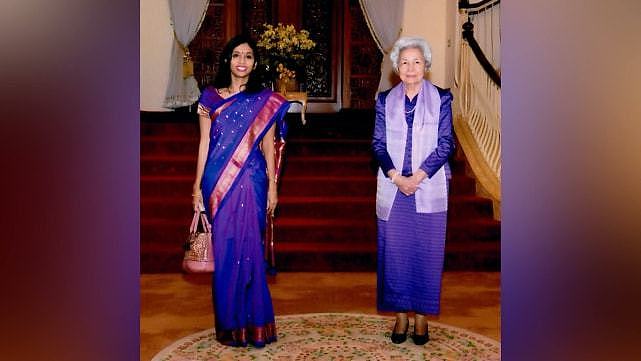 柬埔寨国王剃光头也很帅！85岁太后的穿搭真高级，白衣搭紫裙贼美 - 8