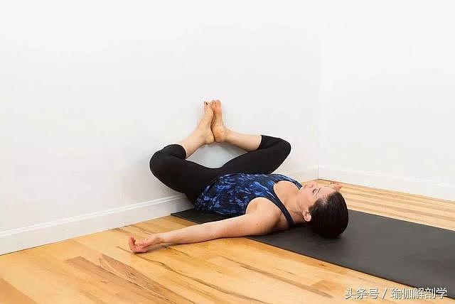 一套靠墙的阴瑜伽修复序列，躺着练超级舒服！ - 4