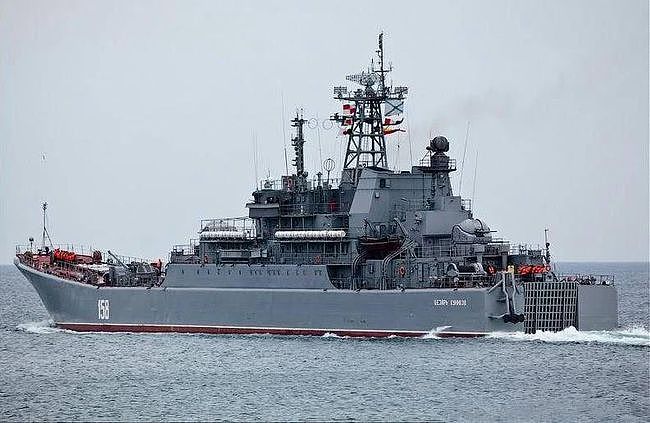 俄罗斯要搞大动作？三艘登陆战舰进入黑海，可随时投送坦克和军队 - 3