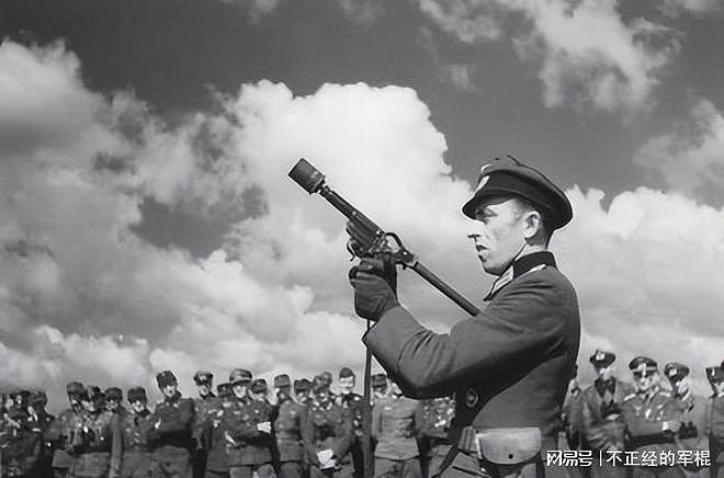二战德军的战斗手枪：信号枪改装的手炮，既能反坦克又能打榴弹 - 1