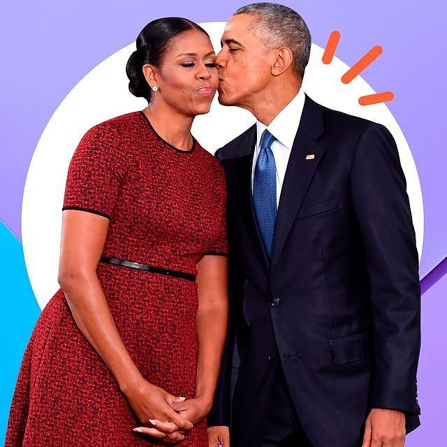 奥巴马夫妇在仪式上甜蜜拥抱米歇尔穿连体裤真帅气，爆炸头显脸小 - 2