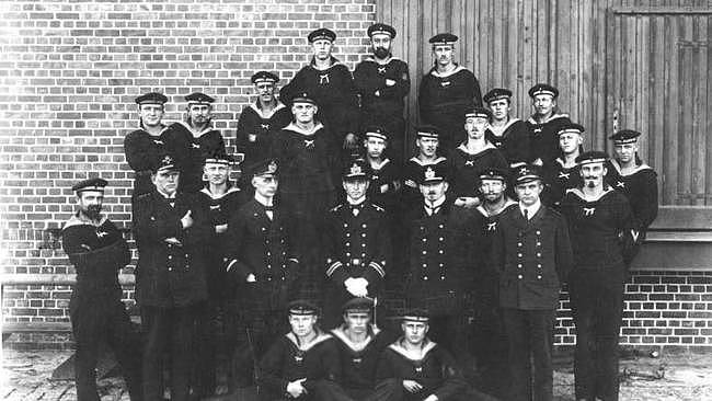 一次海战击沉三艘巡洋舰 他被授予铁十字勋章 被奉为国家英雄 - 3