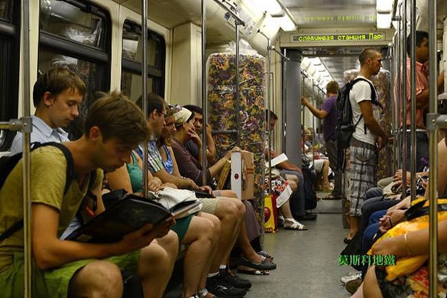欧美人在地铁看书报是因为手机没信号？主要还是他们有读书的习惯 - 6
