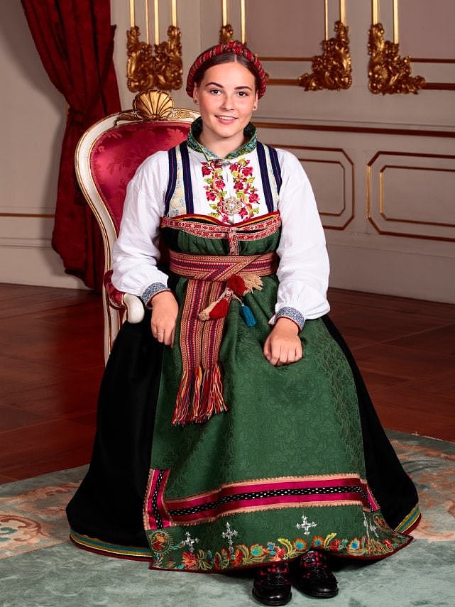 挪威王室的全家福曝光！17岁王储公主变美了，可惜没84岁奶奶会穿 - 10