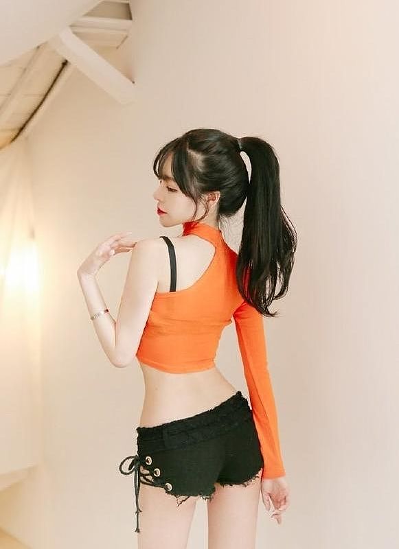 韩国模特新写真，橘色的上衣搭配超短短裤，网友：短裤也太短了 - 4