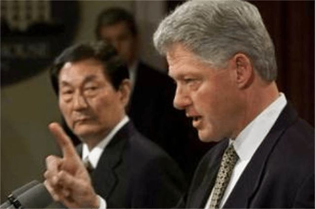 1999年中方访美，签协议时屡遭刁难，朱镕基怒言：要谈就来北京！ - 8