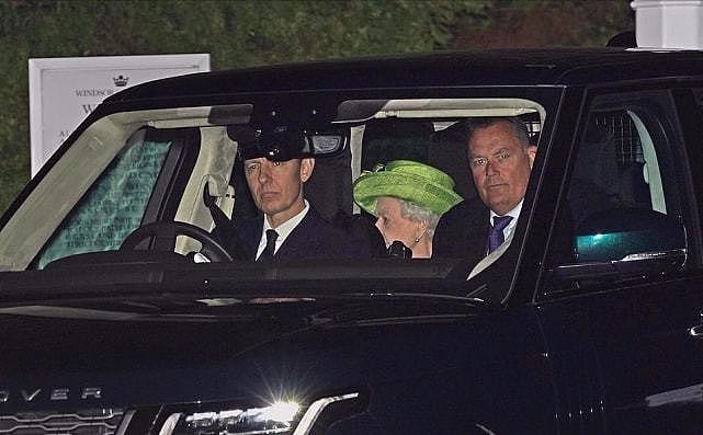 95岁英女王亮相曾孙洗礼仪式！穿鲜绿色真嫩，可惜梅根女儿没回来 - 4