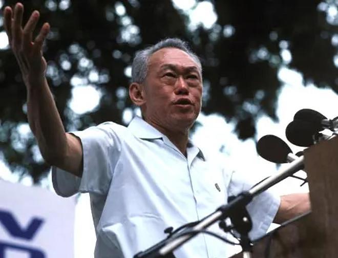 邓小平访问新加坡，会谈后沉默不语，李光耀：从没见过这样的领袖 - 8