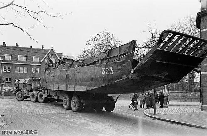 1945年巨型车队横穿德国 美军坦克运输车搭载登陆艇 强渡莱茵河 - 4