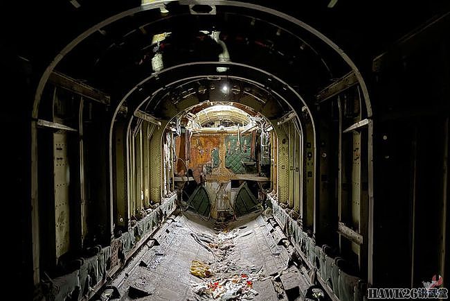 钻进图-16轰炸机 乌克兰博主冒险进入纪念碑 探索神秘的内部结构 - 25