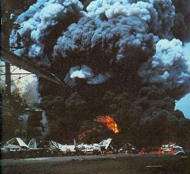 历史上最惨烈的美军航空母舰甲板爆炸事故记录 - 14