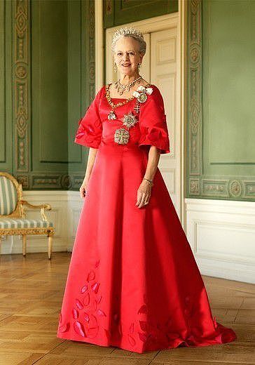 81岁丹麦女王的最新肖像照曝光！蓝裙配王冠很大气，抹红唇不服老 - 5