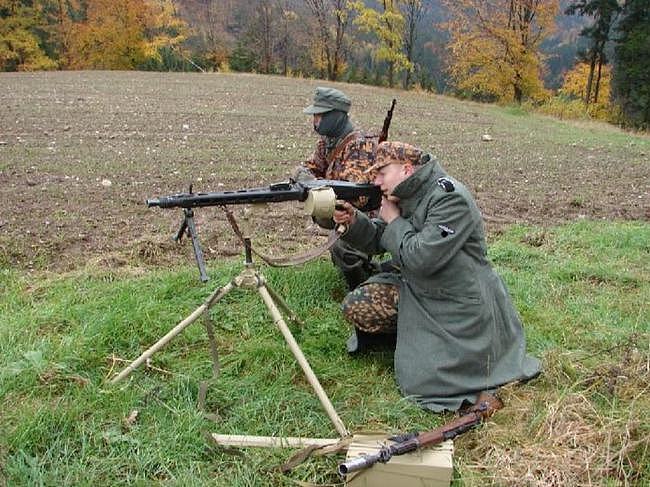 二战德军MG42厉害在哪？每分钟可射1200发，诞生是为弥补MG34劣势 - 7