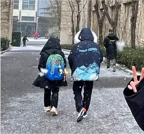 小可爱!全红婵北京冬训迎来2022第一场雪,裹得紧紧的和师姐回宿舍 - 7