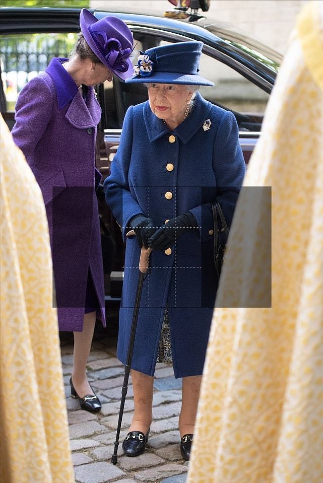 95岁英国女王确实老了！首次拄着拐杖亮相背很驼，穿一身蓝真优雅 - 8
