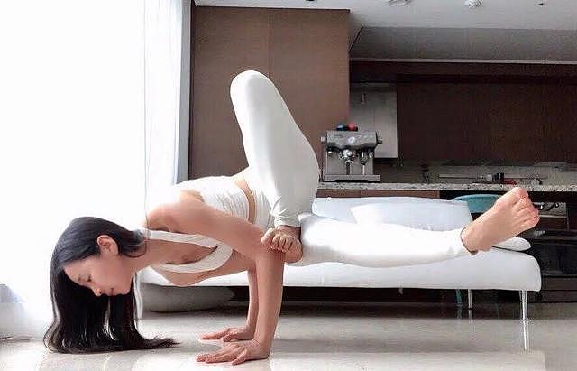 韩国妹子身体柔韧，可以驾驭各种姿势，都是瑜伽练得好 - 1