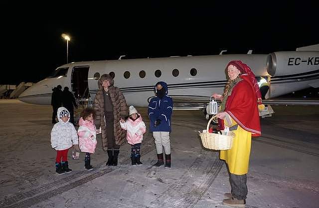 有钱真好!C罗女友带4个孩子去北极过圣诞节,私人飞机上晒貂皮大衣 - 9