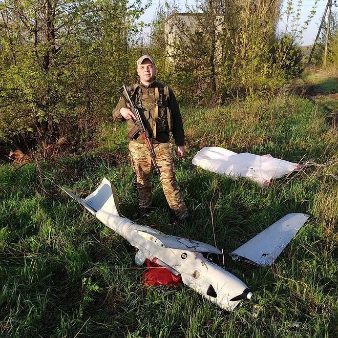 俄无人机竟用宝特瓶充当油箱 乌军无人机精准投下反坦克手榴弹 - 3