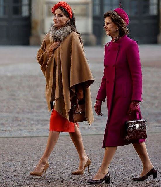 莱蒂齐亚王后在瑞典开启换装秀！红裙配斗篷好高贵，有皱纹也好美 - 2