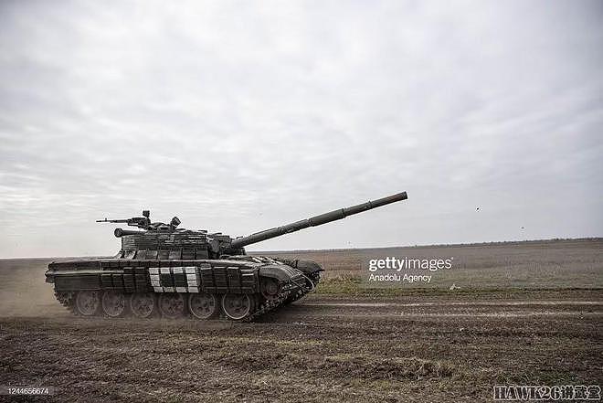 乌克兰军队抢修受损坦克 T-72加装屏蔽装甲 年迈车组留在一线战斗 - 17
