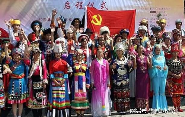 苦等200多年，终于成功加入中国籍的达曼人，家家户户都挂了红旗 - 4