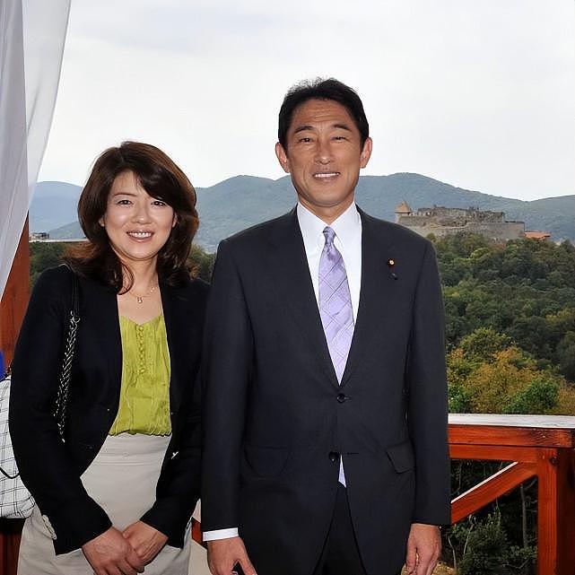 日本首相夫妇欢迎拜登！夫人穿和服亮相，亲自给拜登泡茶太贤惠了 - 5