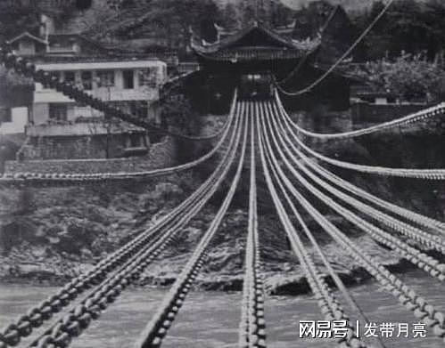 泸定桥13根铁链一万多铁环共40吨，在三百年前建造它到底有多难？ - 6