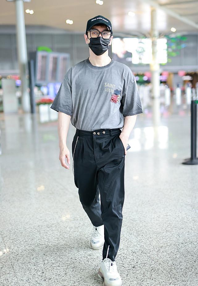 黄晓明重拾少年感，T恤配运动裤穿出活力，黑白配看着也挺精神的 - 8