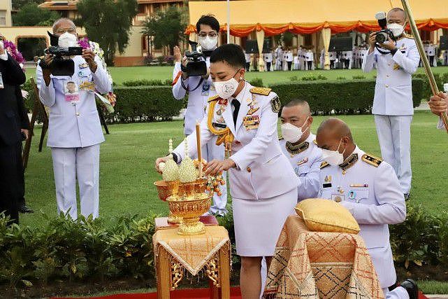 泰国长公主的新造型超A！S码军装暴露肚腩，配1公分的寸头好御姐 - 11