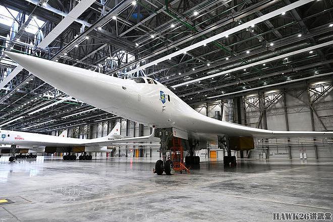 俄罗斯总统普京视察喀山航空厂 进入图160M战略轰炸机的驾驶舱 - 9