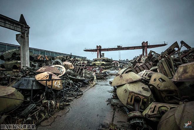 走进莫斯科的军事基地 数百辆装甲车残骸堆积如山 场面无比震撼 - 9